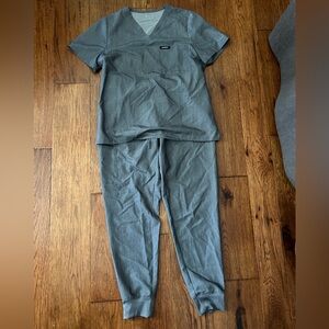 NWOT Jaanuu Gray Scrub Set with Jogger Pants - Size Medium